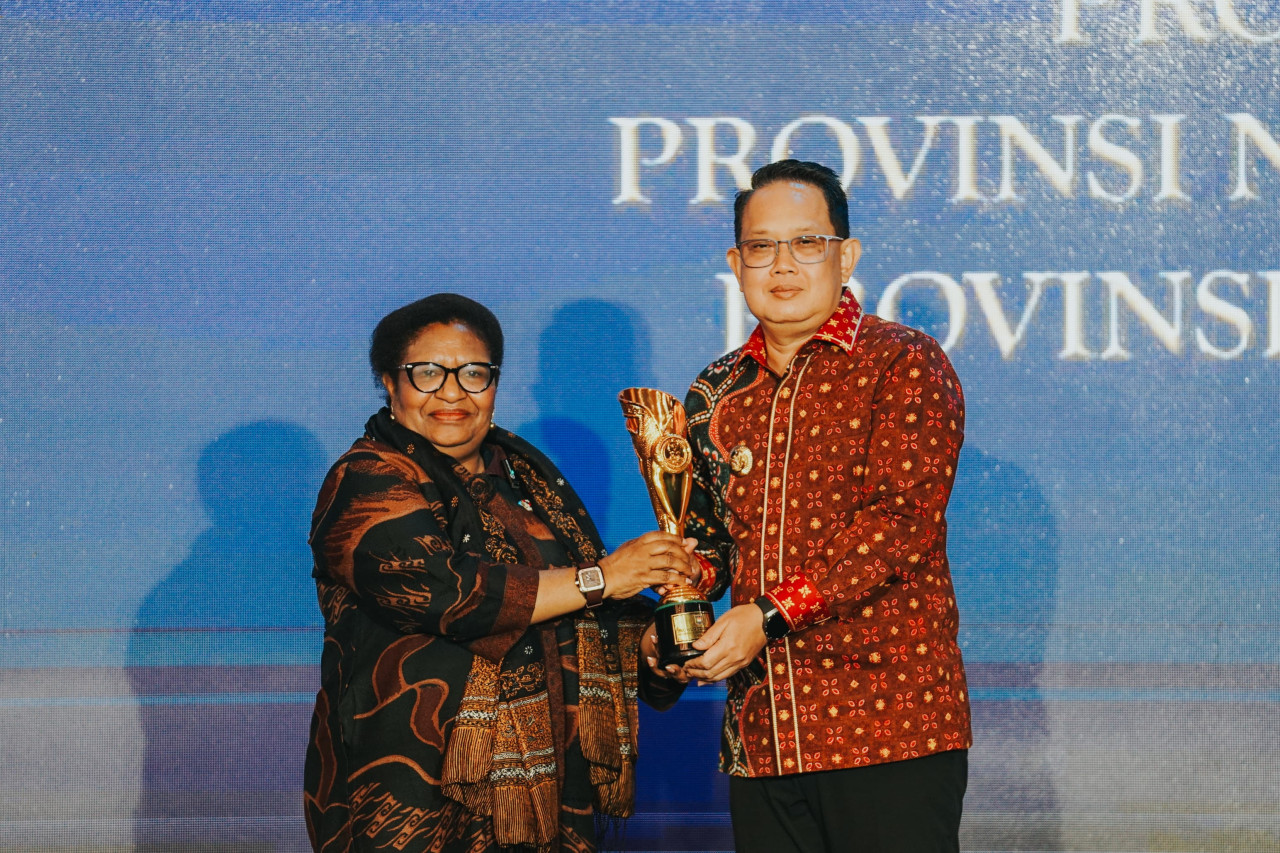 Pj Gubernur Jawa Timur Adhy Karyono saat menerima penghargaan dalam Innovative Government Awards (IGA) 2024. (Foto: Munir/jatimnow.com)