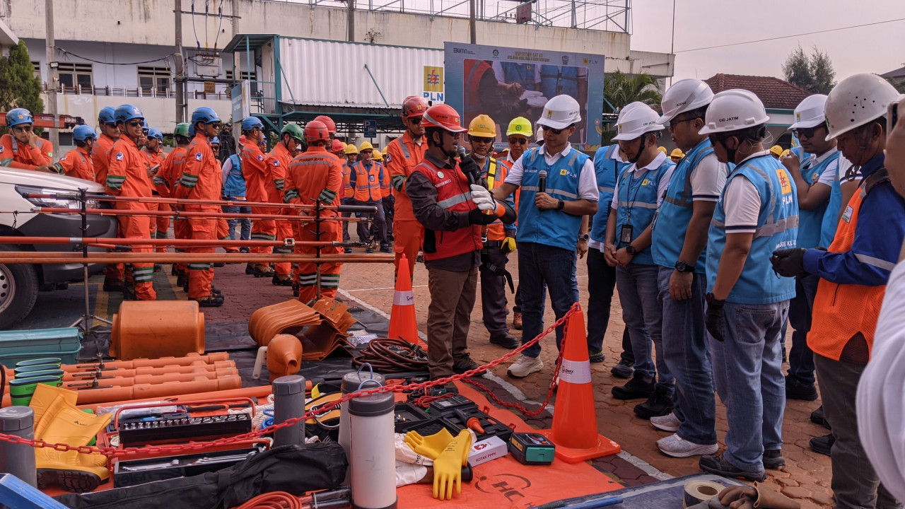 Petugas PLN UID Jatim saat melakukan inspeksi K3 dan melakukan perawatan jalur aliran listrik (Foto: Munir/jatimnow.com)