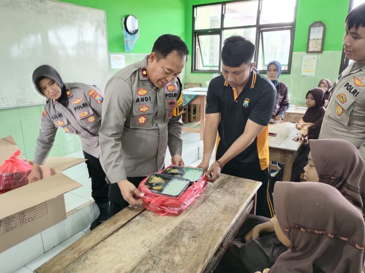 Polres Bangkalan Bagikan Makan Siang Gratis untuk Ratusan Siswa