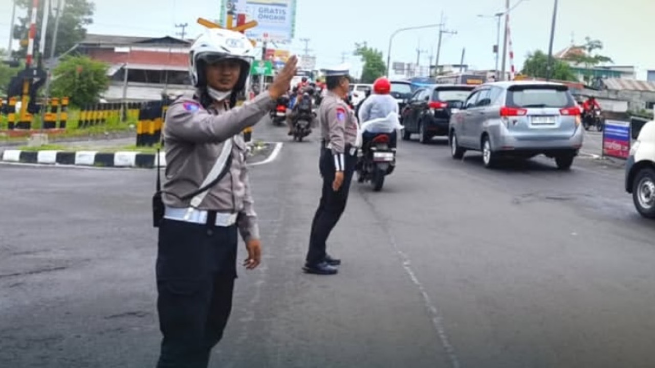 Petugas Satlantas Polres Jombang saat mengatur lalu lintas. (Foto: Satlantas Polres Jombang/jatimnow.com)