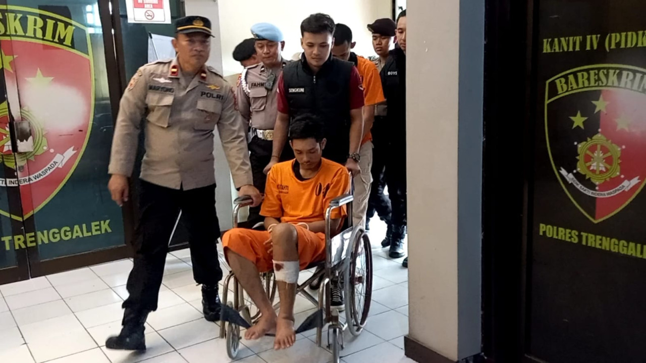 Tersangka saat ditangkap Satresnaskoba Polres Trenggalek. (Foto: Bramanta Pamungkas/jatimnow.com)