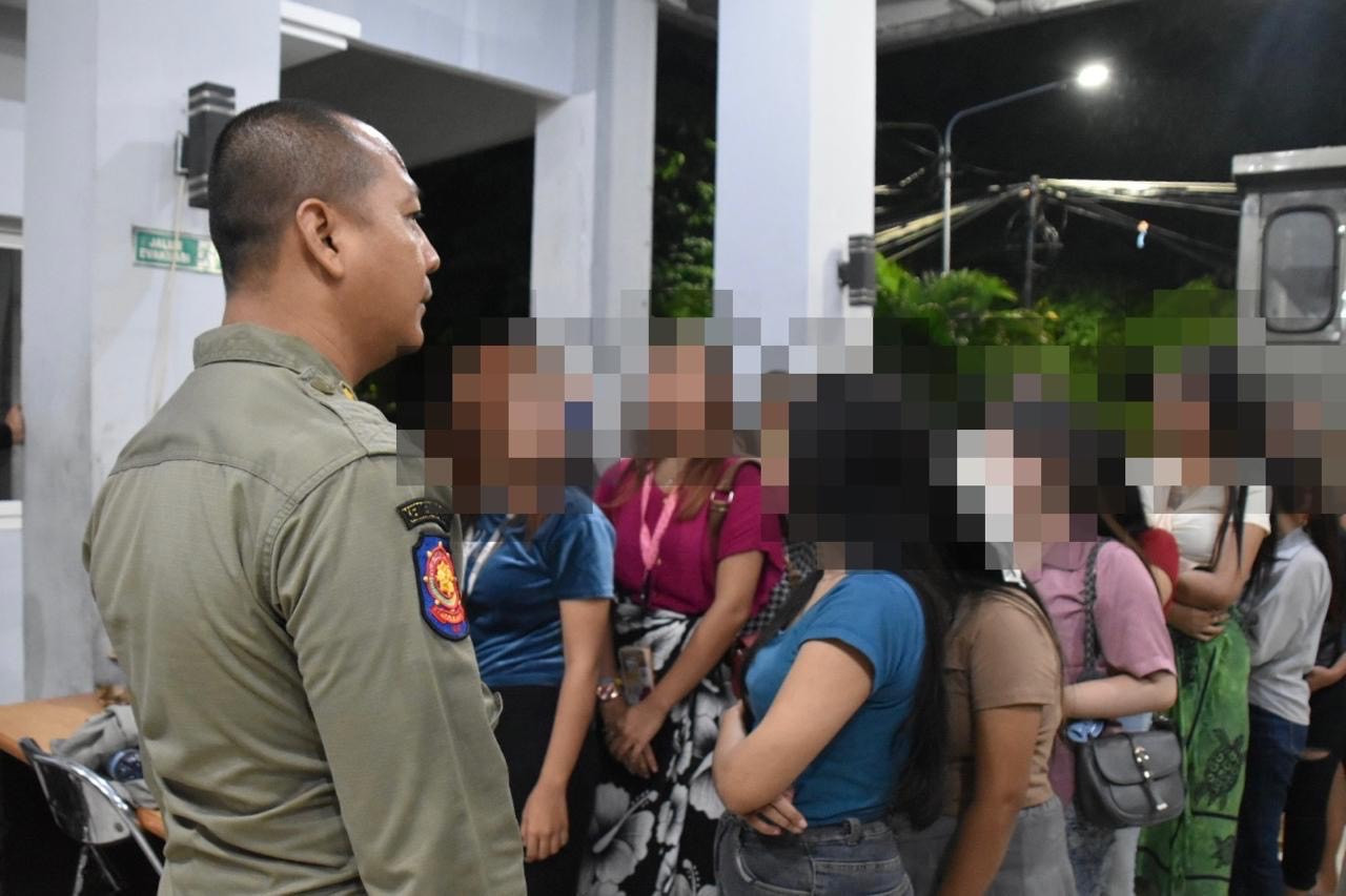 Puluhan pramusaji di ciduk (foto: Satpol PP Surabaya for jatimnow.com)