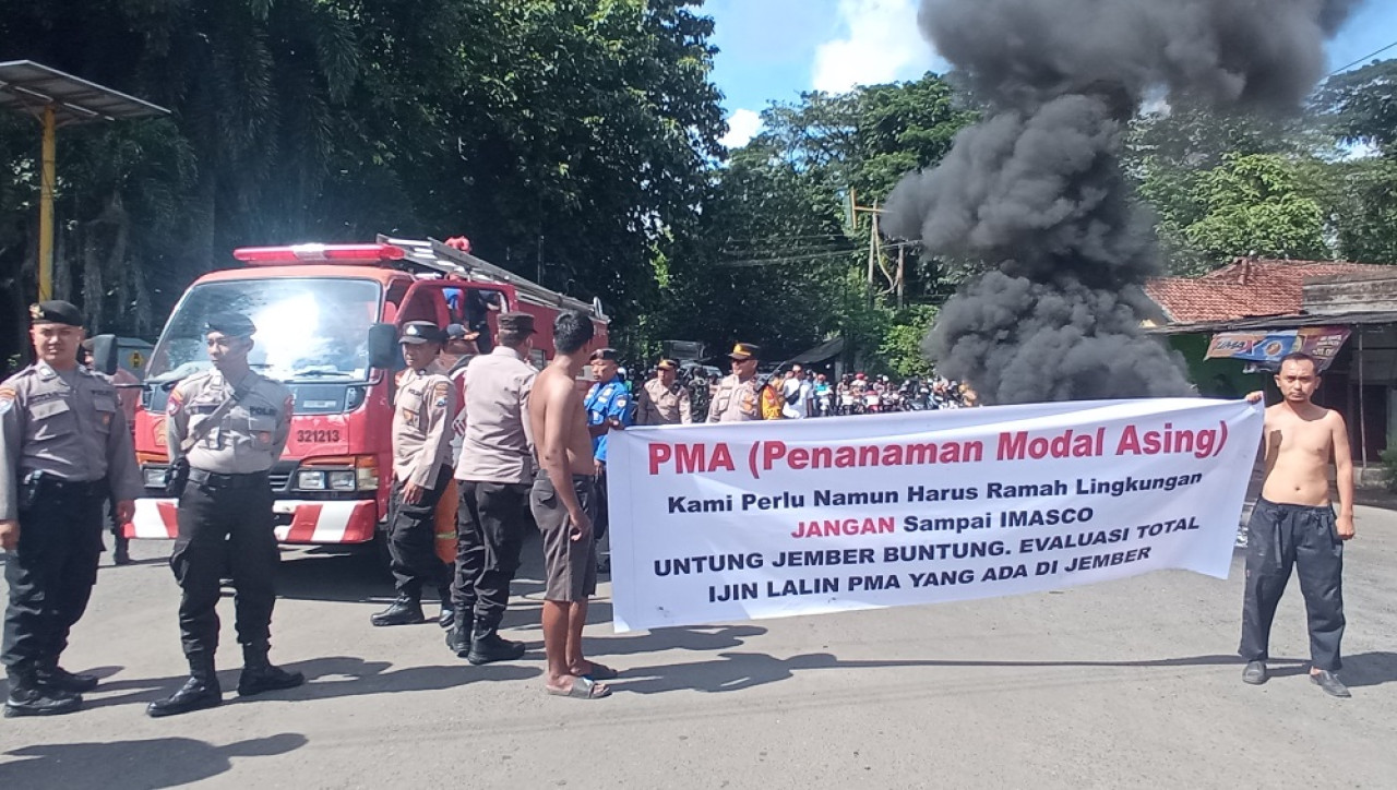 Aksi warga Jember protes jalan rusak. (Foto: Sugianto/jatimnow.com)