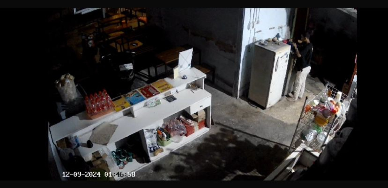 Remaja di Ponorogo Curi Uang dan HP dari Kedai Mie, Terekam CCTV Lho Le!