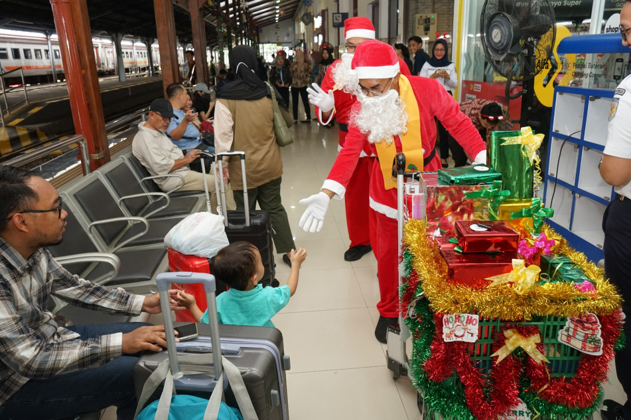 Santa Claus berbagi kebahagiaan di moment Hari Natal 2024 (Foto: Humas KAI for jatimnow.com)