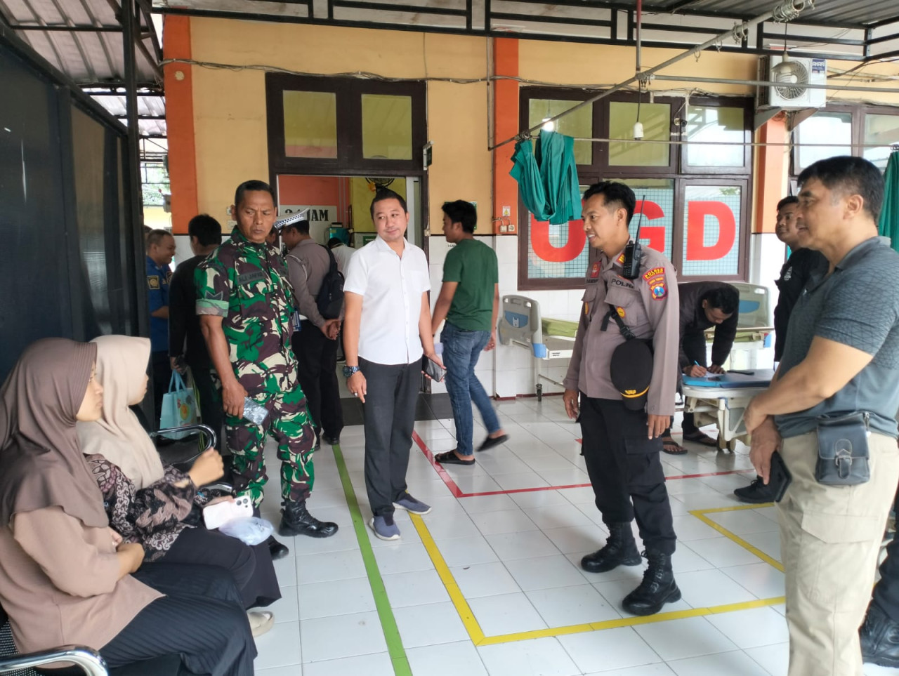 Polisi dan Dinas Kesehatan mendatangi lokasi santri keracunan di Blitar. (Foto: Dok Polres Blitar for jatimnow.com)Kota