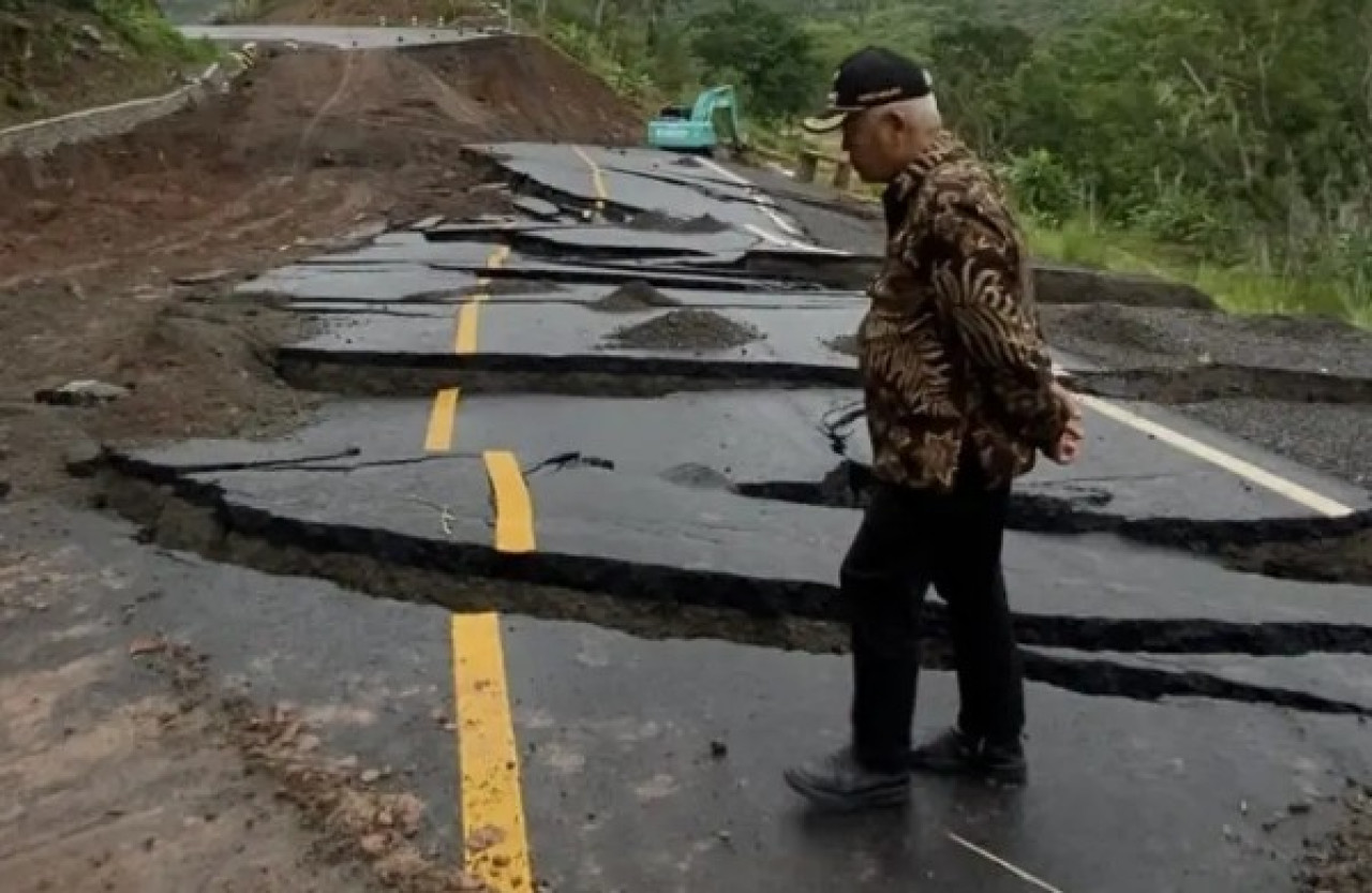 Bupati Malang Drs. H.M. Sanusi, MM gerak cepat (gercep) meninjau lokasi longsor. (Foto: Prokopim Pemkab Malang/Yus)