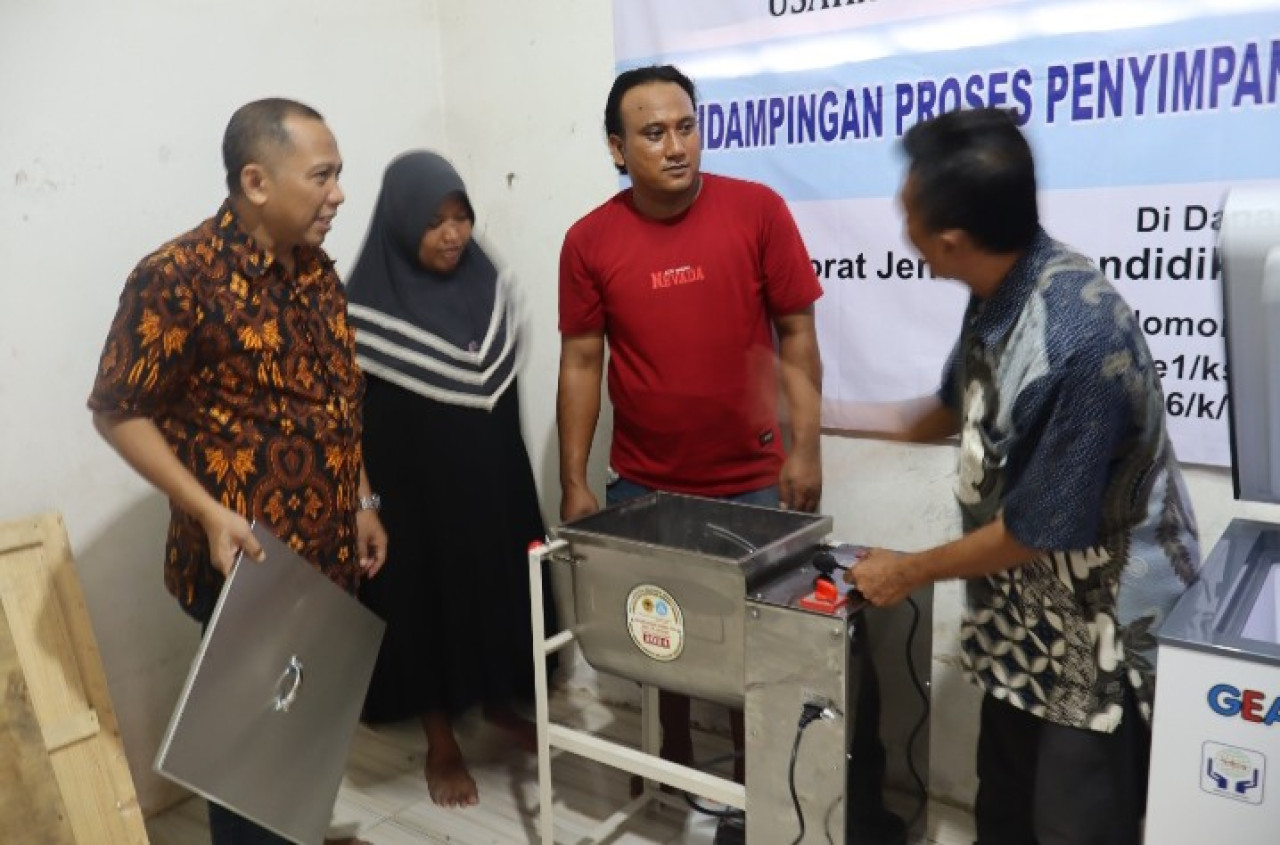 Penyerahan hibah kepada para pemilik usaha mikro. (Foto: Den Gudel for jatimnow.com)