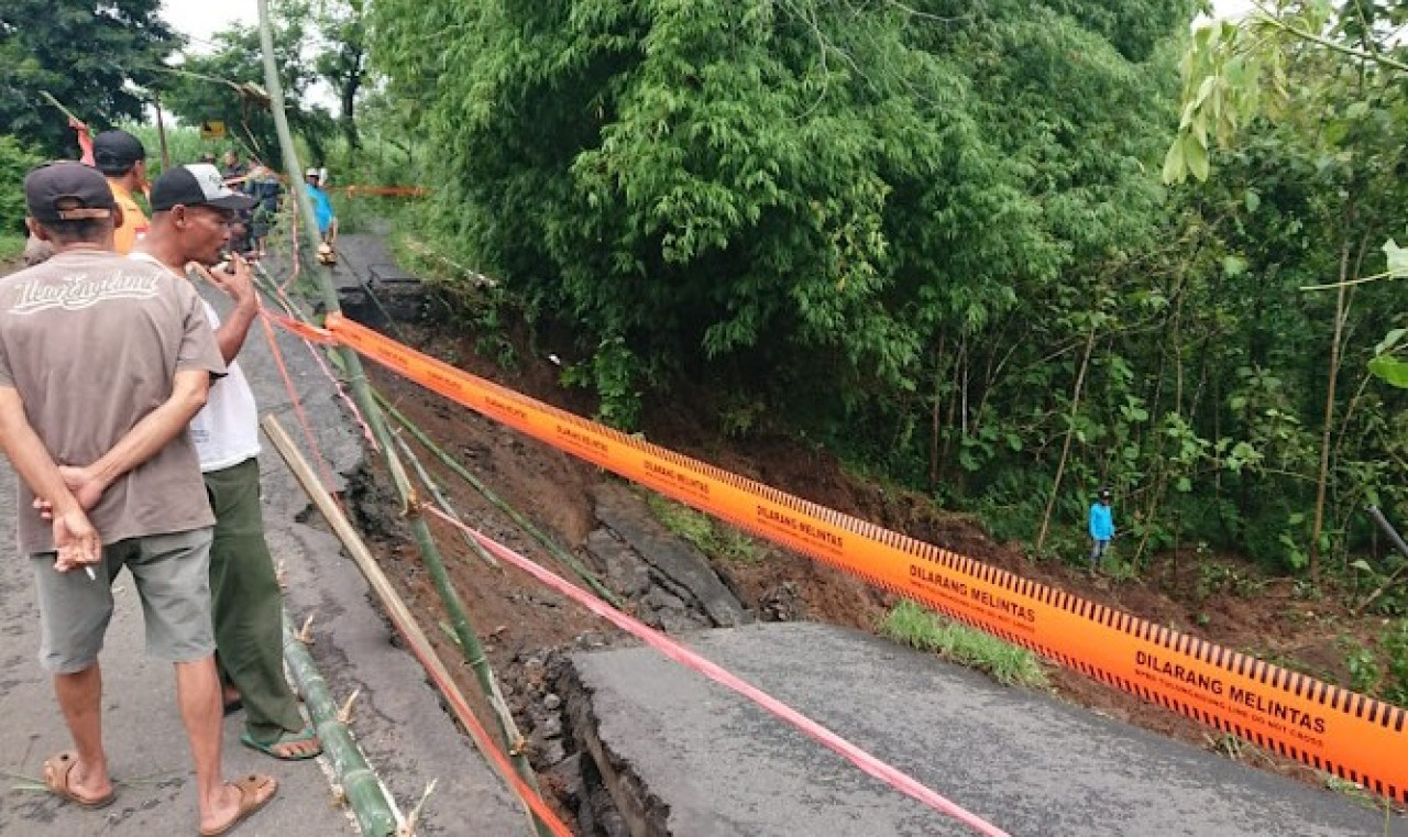 Jalan penghubung kecamatan di Tulungagung yang longsor. (Foto: Bramanta Pamungkas/jatimnow.com)