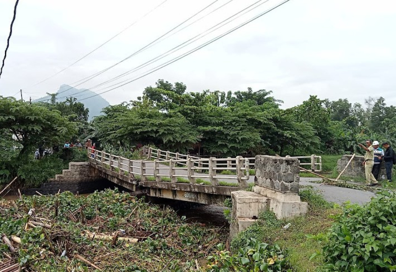 Kondisi jembatan yang patah dan tidak bisa dilewati kendaraan. (Foto: Bramanta Pamungkas/jatimnow.com)