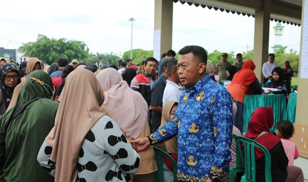 Pemkab Ponorogo gelar operasi pasar murah bersubsidi.  (Foto: Ahmad Fauzani/jatimnow.com)