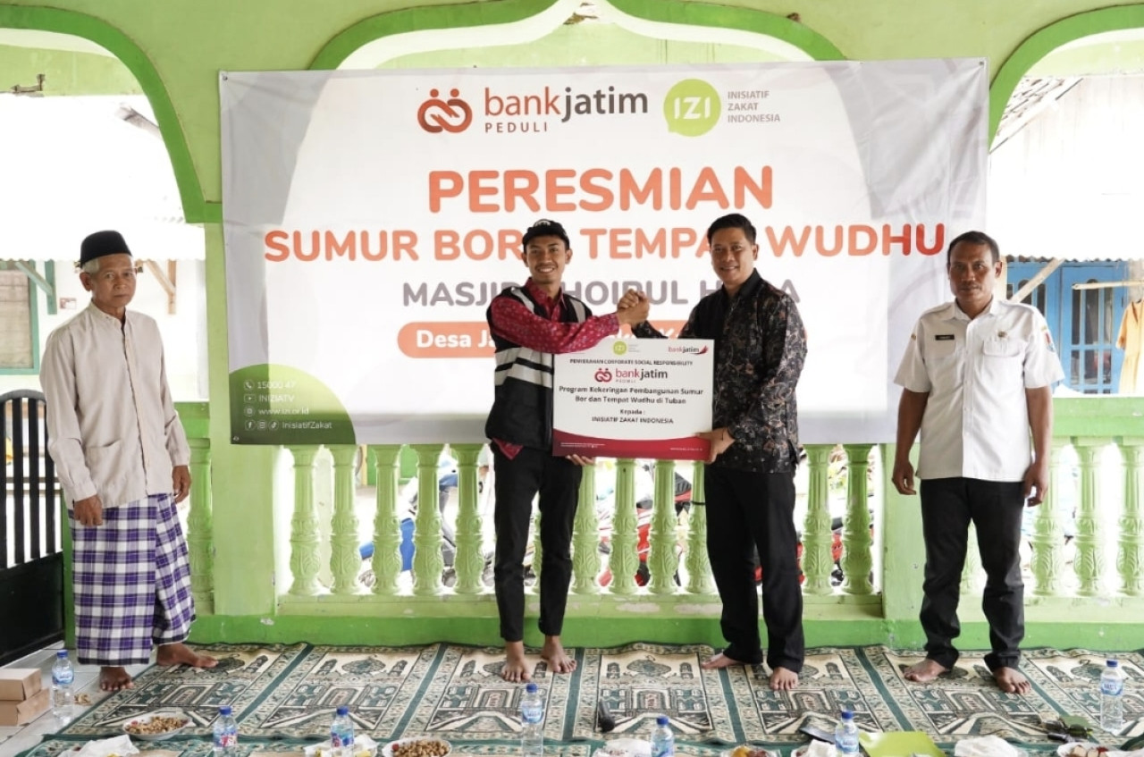 Bank Jatim serahkan CSR ke IZI (foto: Bank Jatim for jatimnow.com)