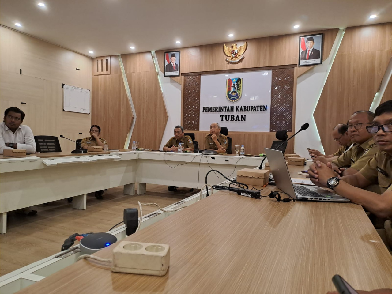 Sekda Tuban, Dr. Ir. Budi Wiyana, M.Si., saat mengikuti Rapat Koordinasi (Rakor) Pengendalian Inflasi dan Sosialisasi Kebijakan Upah Minimum 2025
