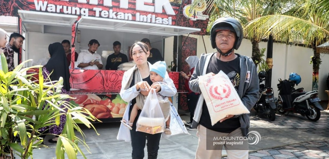 Warga sedang belanja di Warung Tekan Inflasi (Wartek). (Foto: Ney/irs/madiuntoday)