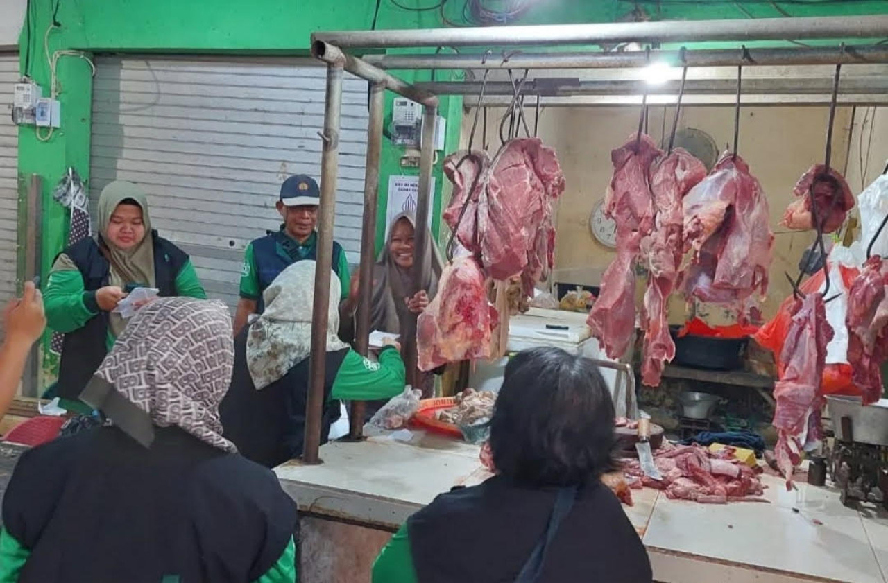 Salah satu kios penjual daging di pasar tradisional Bangkalan yang mendapat stiker halal. (Foto: Fathor Rahman/jatimnow.com)
