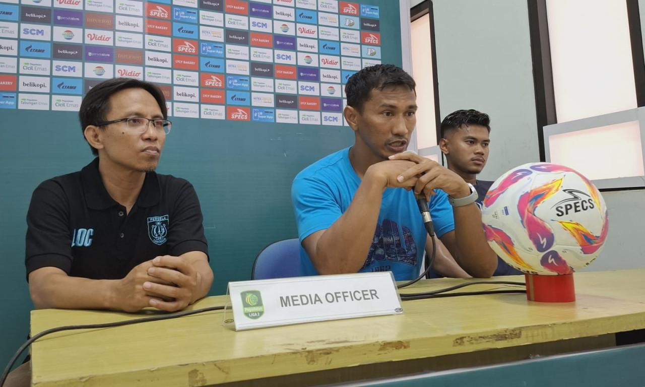 Sesi prescon sebelum pertandingan Persela Lamongan kontra Persibo. (Foto : Adyad Ammy Iffansah/jatimnow.com)
