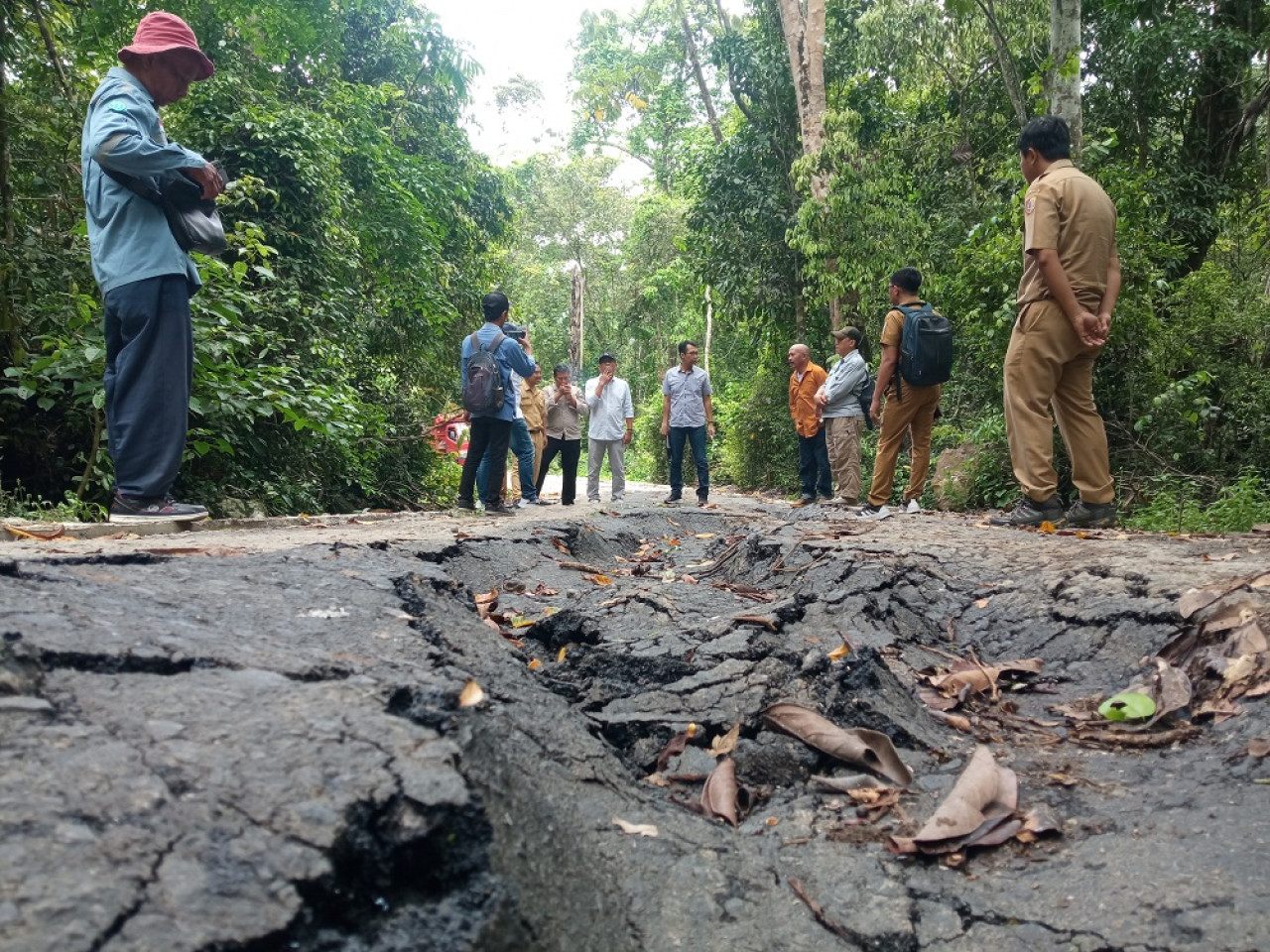 Sidak Komisi C DPRD Jember di jalan Bandealit yang ambles. (Foto: Sugianto/jatimnow.com)