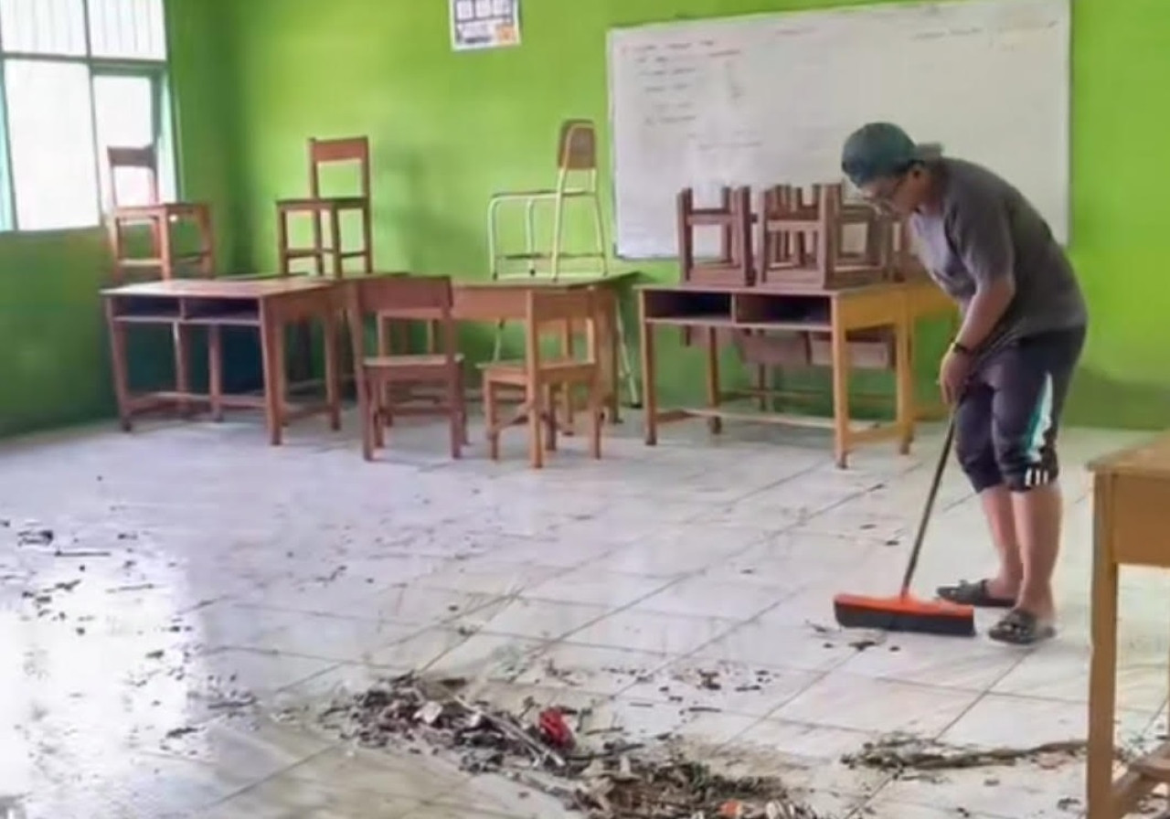 Petugas kebersihan sampah rob. (Foto: Fathor Rahman/jatimnow.com)