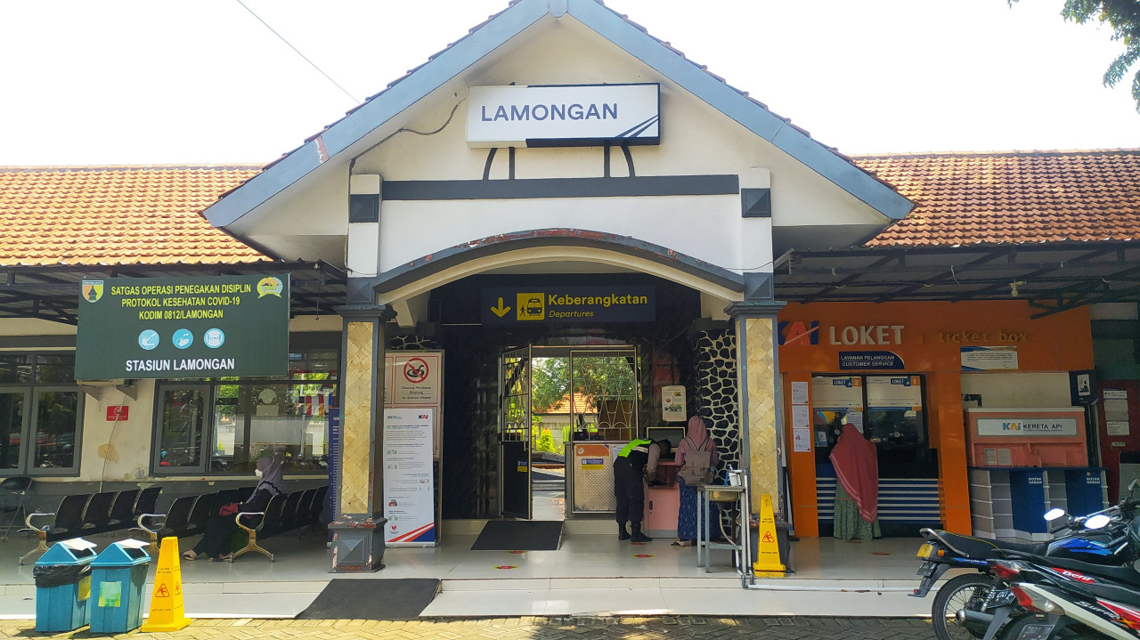 Situasi Stasiun Lamongan setelah puncak arus mudik Natal dan Tahun Baru 2025. (Foto : Adyad Ammy Iffansah/jatimnow.com)