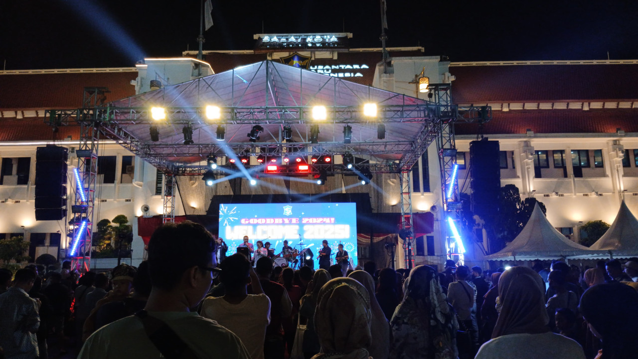 Eri Cahyadi juga nampak larut merayakan Malam Tahun Baru 2025 bersama warga (foto: Nicky/jatimnow.com)