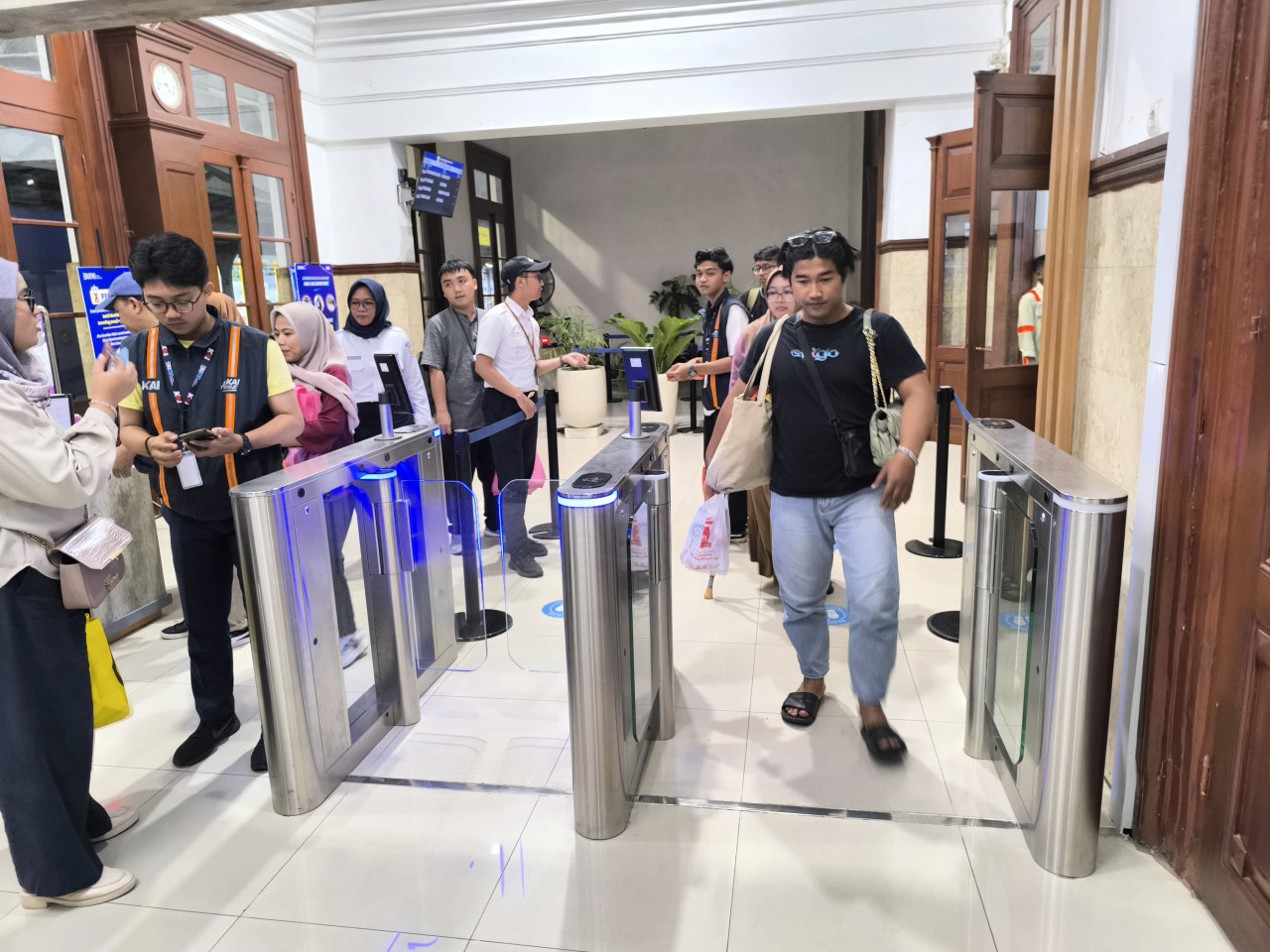 Aktivitas boarding penumpang kereta api. (Foto: Humas KAI Daop 9/jatimnow.com)