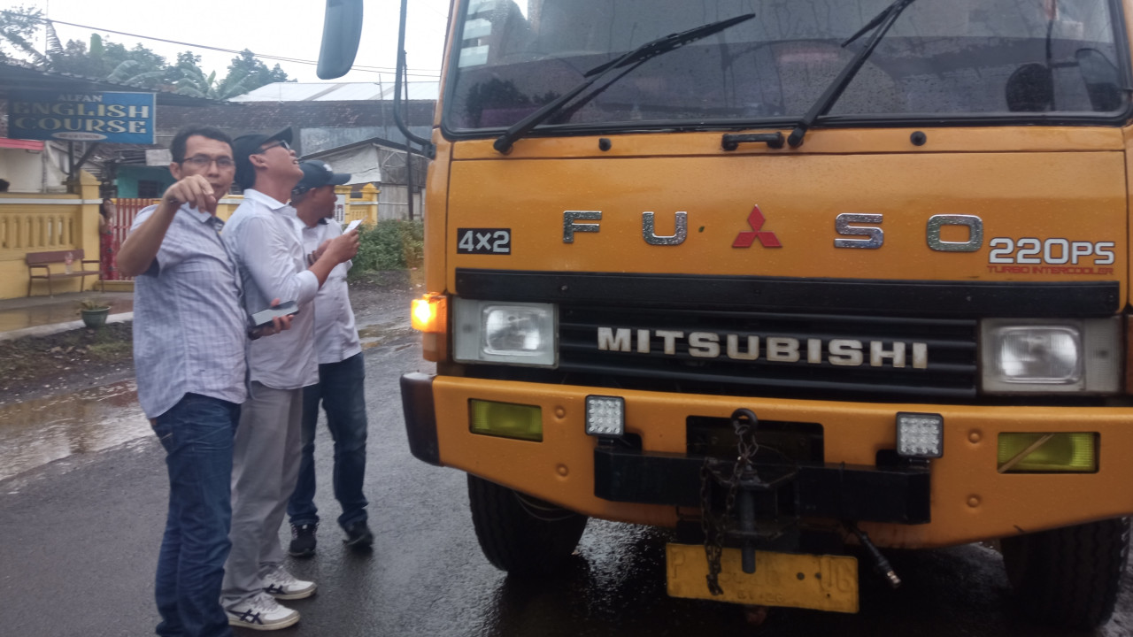 Warga Keluhkan Jalan Provinsi Rusak, DPRD Jember Hentikan Truk Muatan Berat