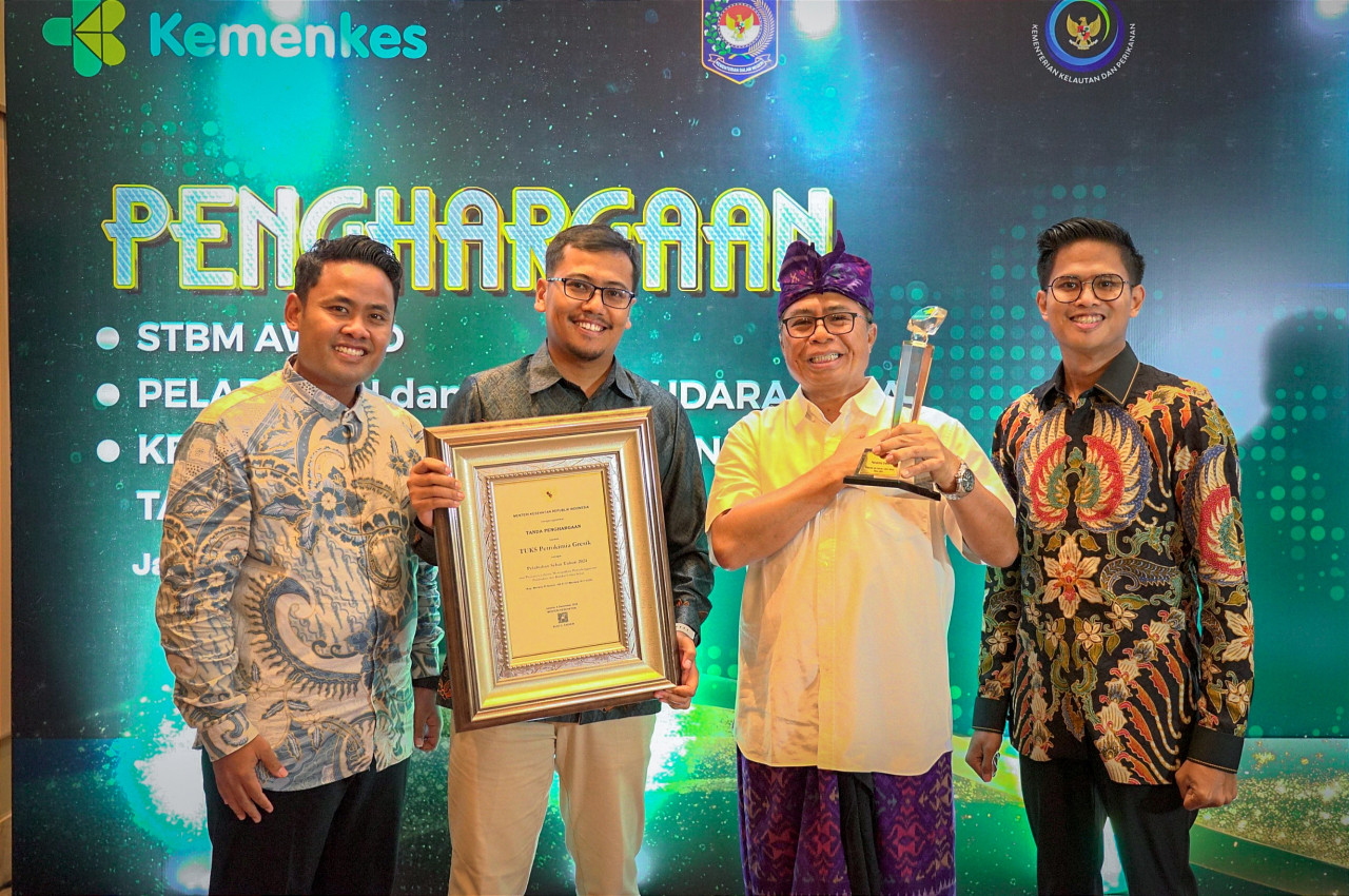 Senior Vice President (SVP) Pengelolaan Pergudangan dan Pelabuhan Petrokimia Gresik, I Gusti Bagus Manacika mewakili Direktur Utama, Dwi Satriyo Annurogo saat menerima penghargaan Pelabuhan Sehat.