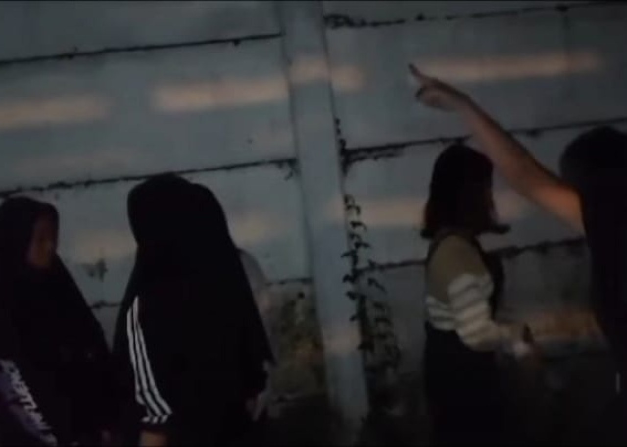 Aksi bullying terhadap 3 siswi di Sidoarjo. (Foto: Tangkapan layar video viral  di media sosial)