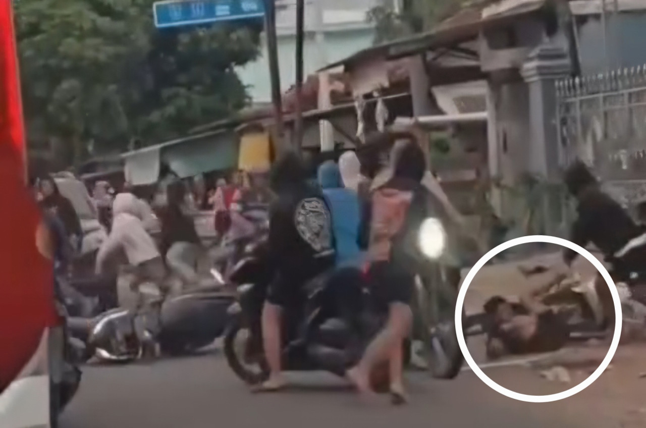 Potongan video viral pengeroyokan oknum pesilat di pantura Lamongan. (Foto : Adyad Ammy Iffansah/jatimnow.com)