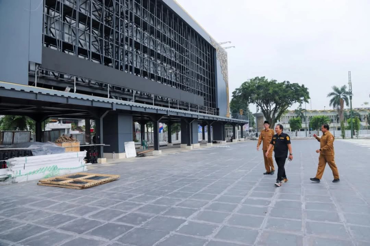 Bupati Hendy dan Wabup Gus Firjaun meninjau lokasi videotron terbesar. (Foto: Diskominfo Jember/jatimnow.com)