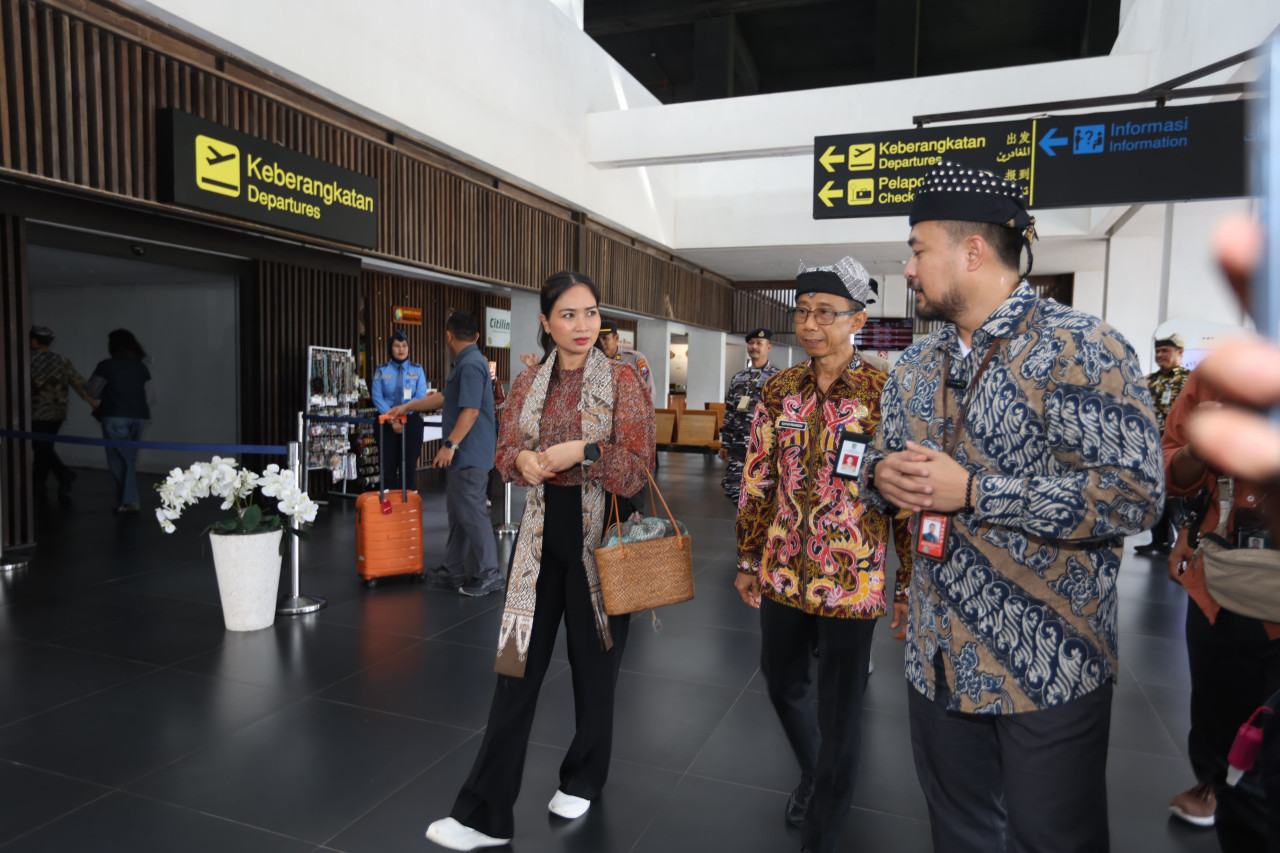 Wakil Menteri Pariwisata RI, Ni Luh Enik Ermawati, saat tiba di Bandara Banyuwangi. (Foto: Humas Pemkab Banyuwangi for jatimnow.com)