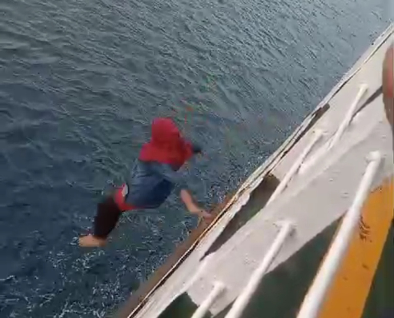 Wanita Jember Ceburkan Diri ke Laut dari Atas Kapal di Selat Bali