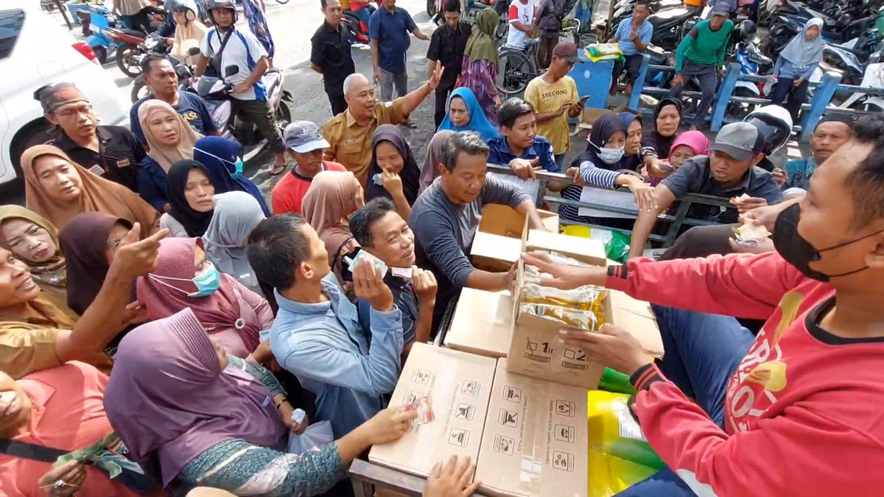Antusias warga Lamongan saat gelaran operasi pasar murah. (Foto : Adyad Ammy Iffansah/jatimnow.com)