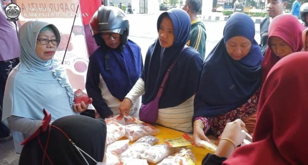 Warga menyerbu pasar murah di Pendopo Agung Bangkalan. (Foto: Fathor Rahman/jatimnow.com)