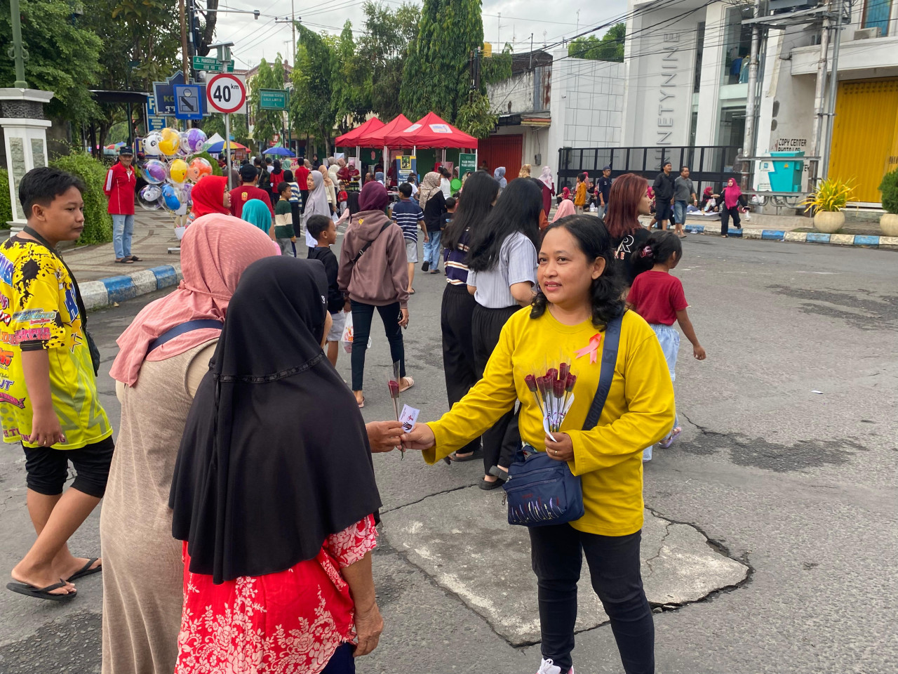 Aksi bagi bunga di hari peringatan Aids se dunia di Tulungagung. (Foto: Bramanta Pamungkas/jatimnow.com)