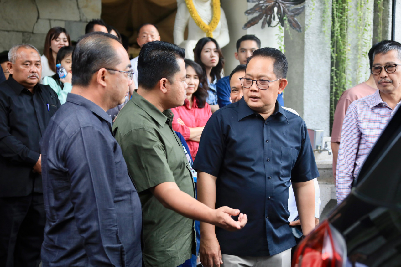Adhy Karyono saat mendampjngi kunjungan Komisi II DPR RI di Jatim (foto: Humas Pemprov Jatim for jatimnow.com)