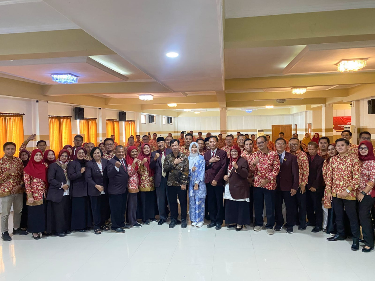 Sri Wahyuni (baju biru) menghadiri rapat koordinasi dengan Persatuan Perawat Nasional Indonesia (PPNI) Jawa Timur. (Foto: Tri for jatimnow.com)