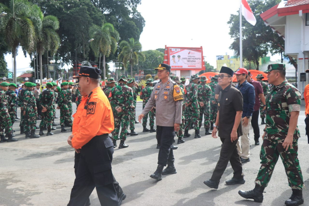 Personel Polres Blitar Kota disiagakan menghadapi potensi bencana hidrometeorologi. (Foto: Humas Polres Blitar Kota)