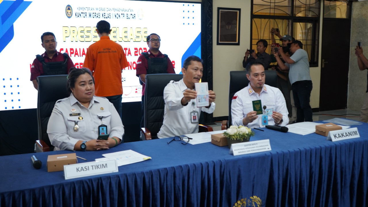 Kepala Kantor Imigrasi Kelas II Non-TPI Blitar Arief Yudistira saat melakukan rilis. (Foto: Kanim Imigrasi Blitar)