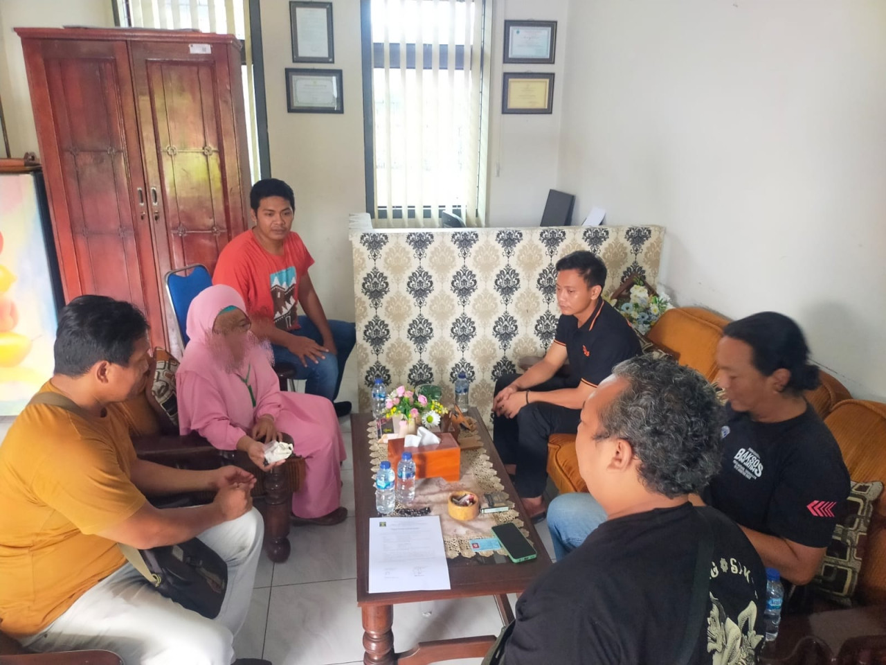 Petugas memeriksa pengunjung yang membawa sabu ke Lapas Tulungagung. (Foto: Dok Lapas Tulungagung for jatimnow.com)