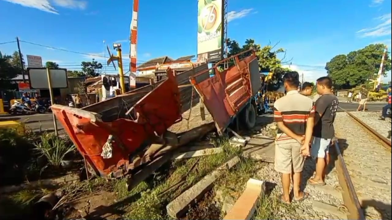 Kondisi truck gandeng yang tertabrak kereta api di Blitar. (Dok Satlantas Polres Blitar Kota for jatimnow.com)