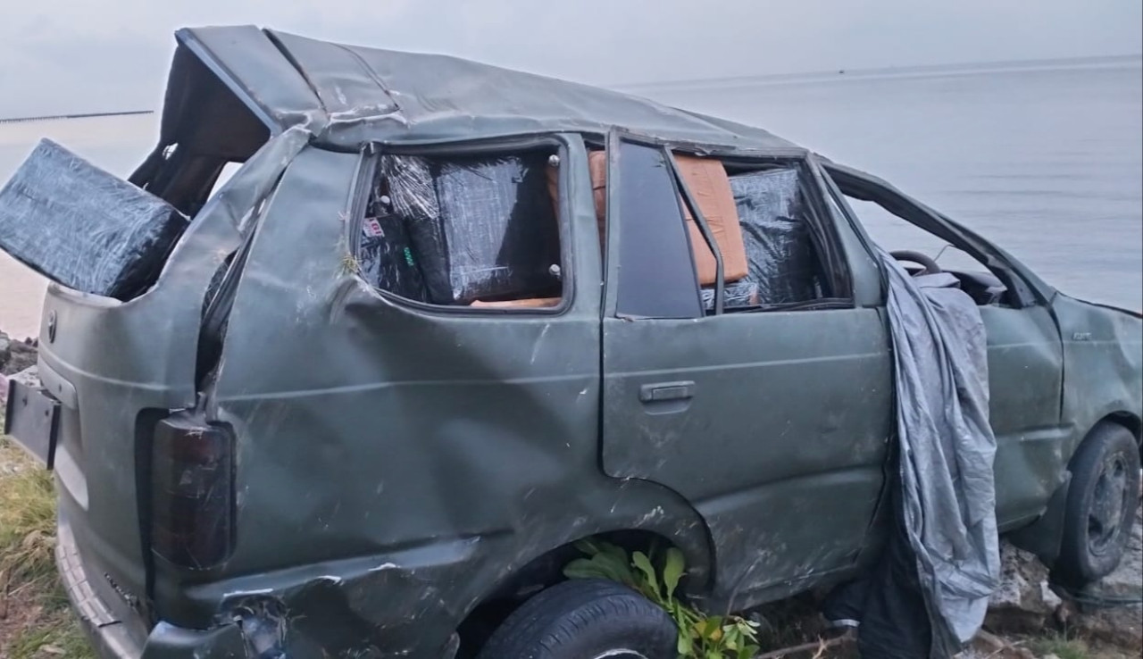 Anggota TNI Tewas usai Mobilnya Tabrak Pembatas Jalan di Sampang