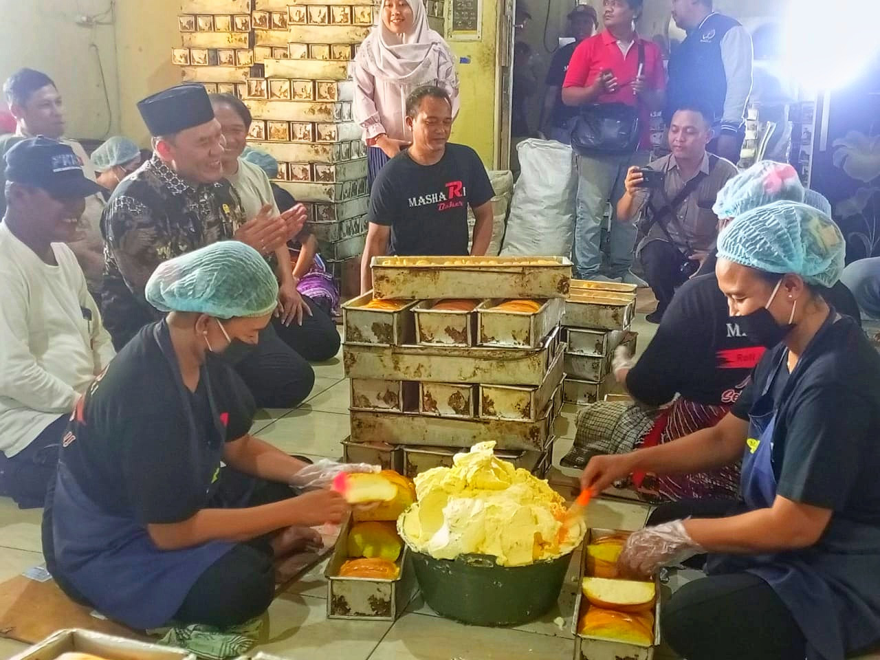 Anggota DPR RI Komisi VII, Ir. H. Bambang Haryo Soekartono (BHS), mengunjungi pelaku UMKM home industri roti di Kecamatan Wonoayu, Sidoarjo. (Foto: Dokumentasi: Ahaddiini HM/jatimnow.com)