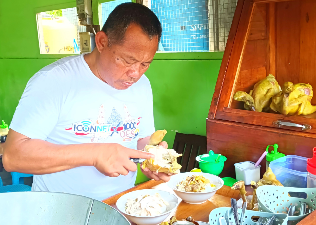 Pak Narko siap menyajikan soro kuah kaldu udang. (Foto: dok. jatimnow.com)