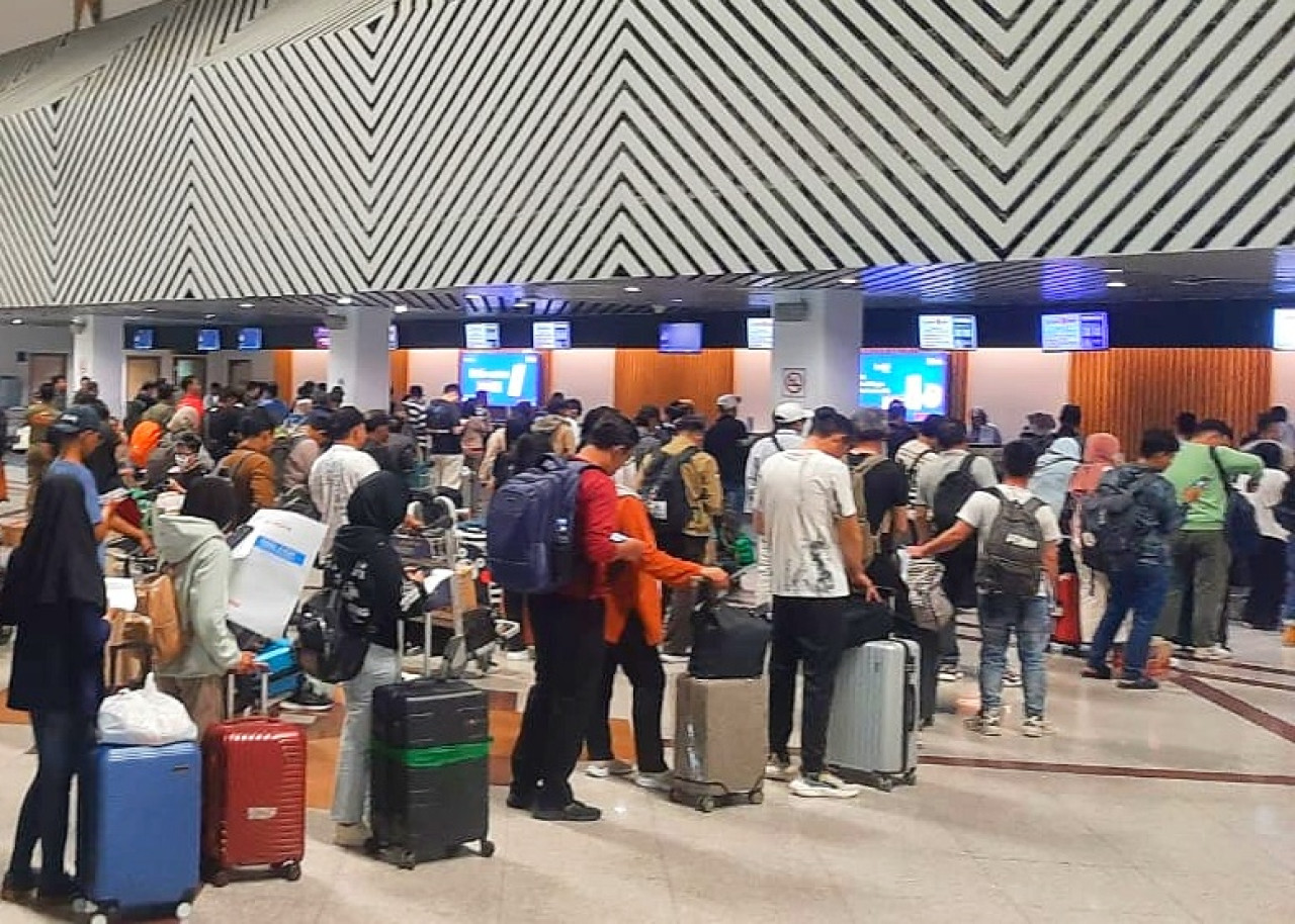 Suasana arus balik libur Nataru di Bandara Internasional Juanda Surabaya. (Foto: Ahadiini HM/jatimnow.com)
