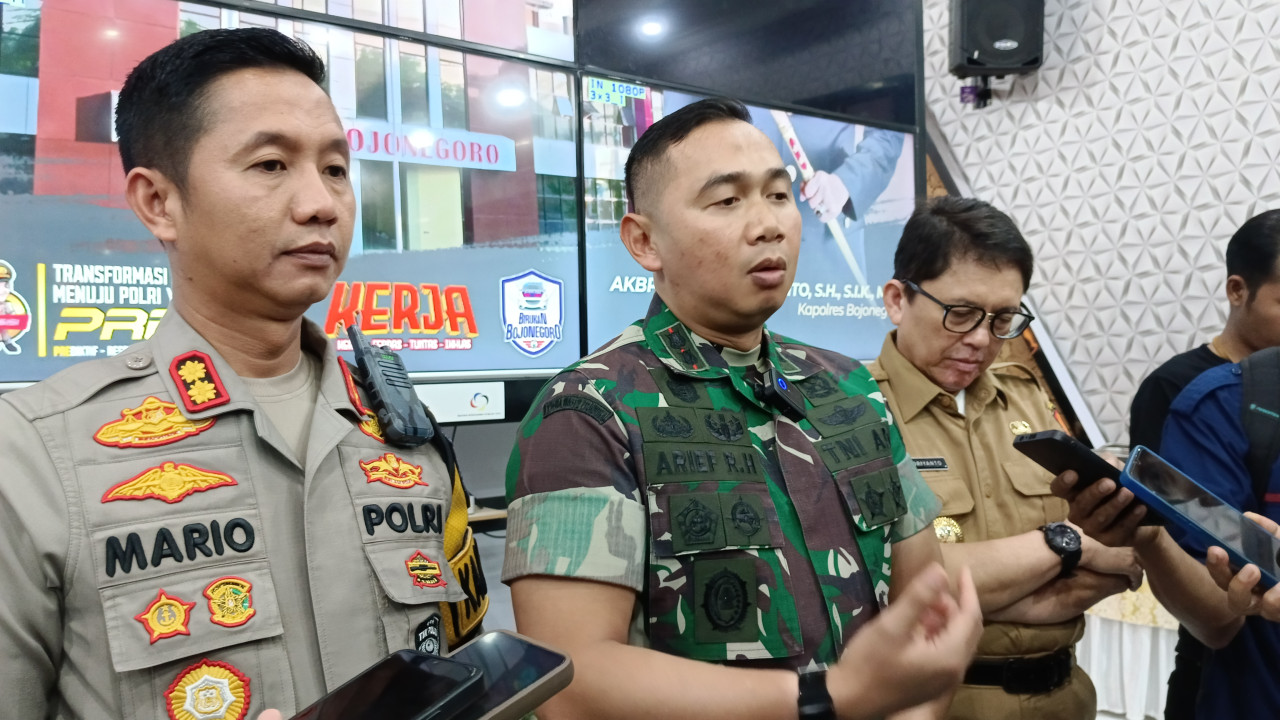 Komandan Kodim (Dandim) 0813 Bojonegoro, Letkol Czi Arief Rochman Hakim saat konferensi pers di Mapolres Bojonegoro (Foto: Munir/jatimnow.com)