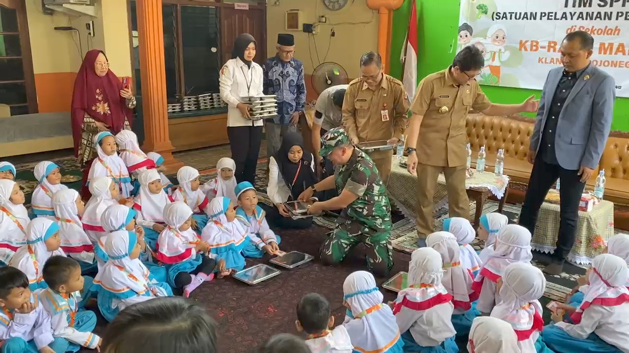 Program Makan Bergizi Gratis di Bojonegoro, Siswa Senang Dapat Susu Kotak