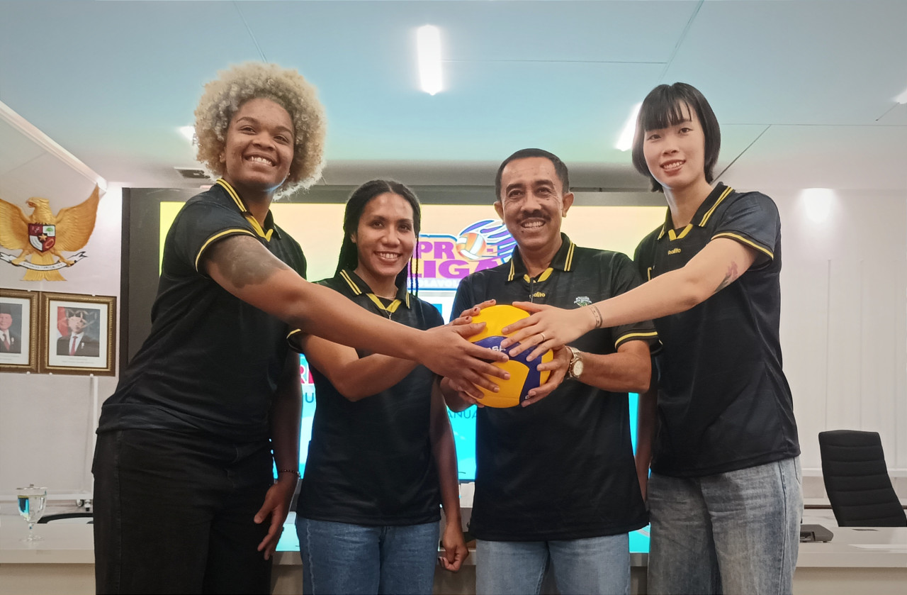 Skuat tim Petrokimia Gresik Pupuk Indonesia di PLN Mobile Proliga. Dari kiri ke kanan Kitania Medina, Mediol Yoku, Ayub Hidayat dan Tran Thi Thanh Thuy. (Foto: Sahlul Fahmi/jatimnow.com)