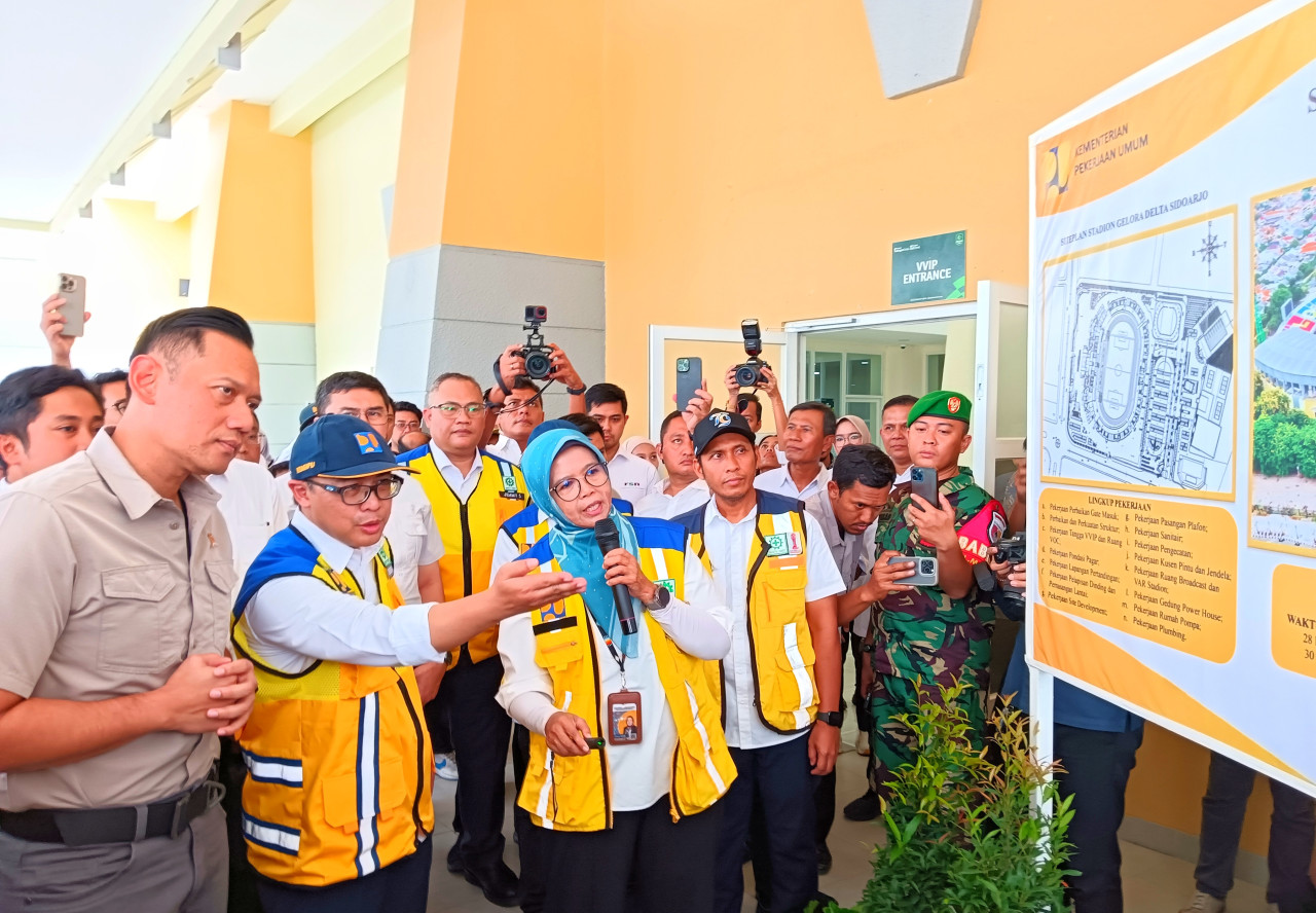 Menteri Koordinator Infrastruktur dan Pembangunan Kewilayahan Agus Harimurti Yudhoyono (AHY) saat sidak hasil renovasi Stadion GOR Delta Sidoarjo Standar Internasional FIFA. (Foto: Ahaddiini HM/jatimnow.com)