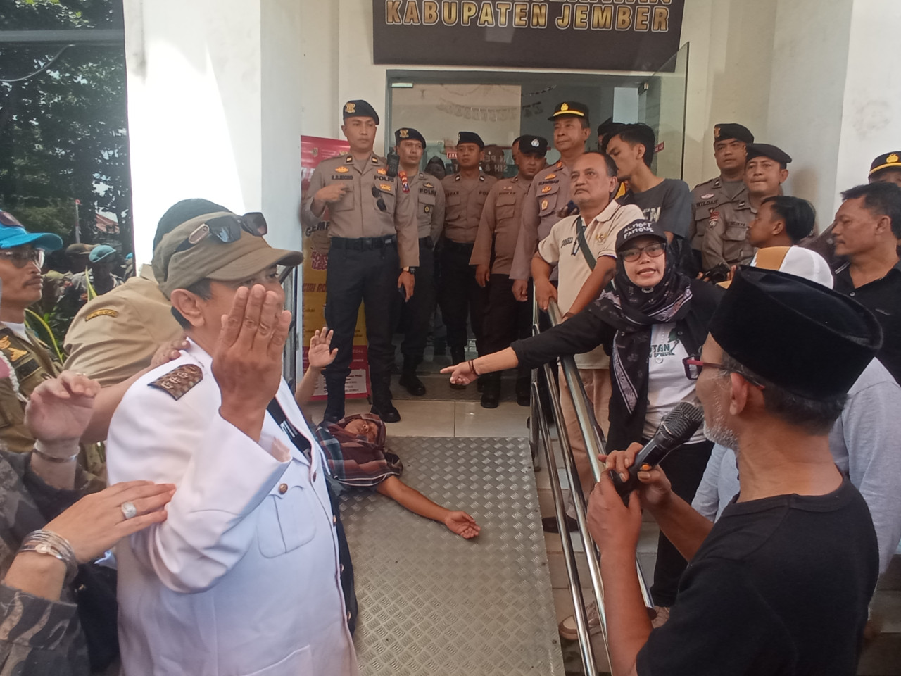 Demo Penghentian JPK di Jember, Massa Gelar Teatrikal Lempar Pasien ke Depan RS